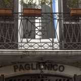 Le due attivit� si trovano al piano terra di una palazzina in pietra con decori in ferro a forma di timone